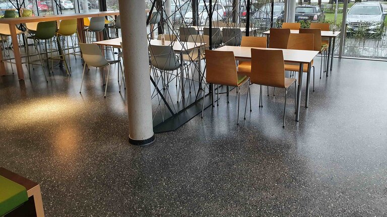 Ein offener Essensbereich mit einem Lafina Terrazzo, dunkel mit hell bepunktetem Muster